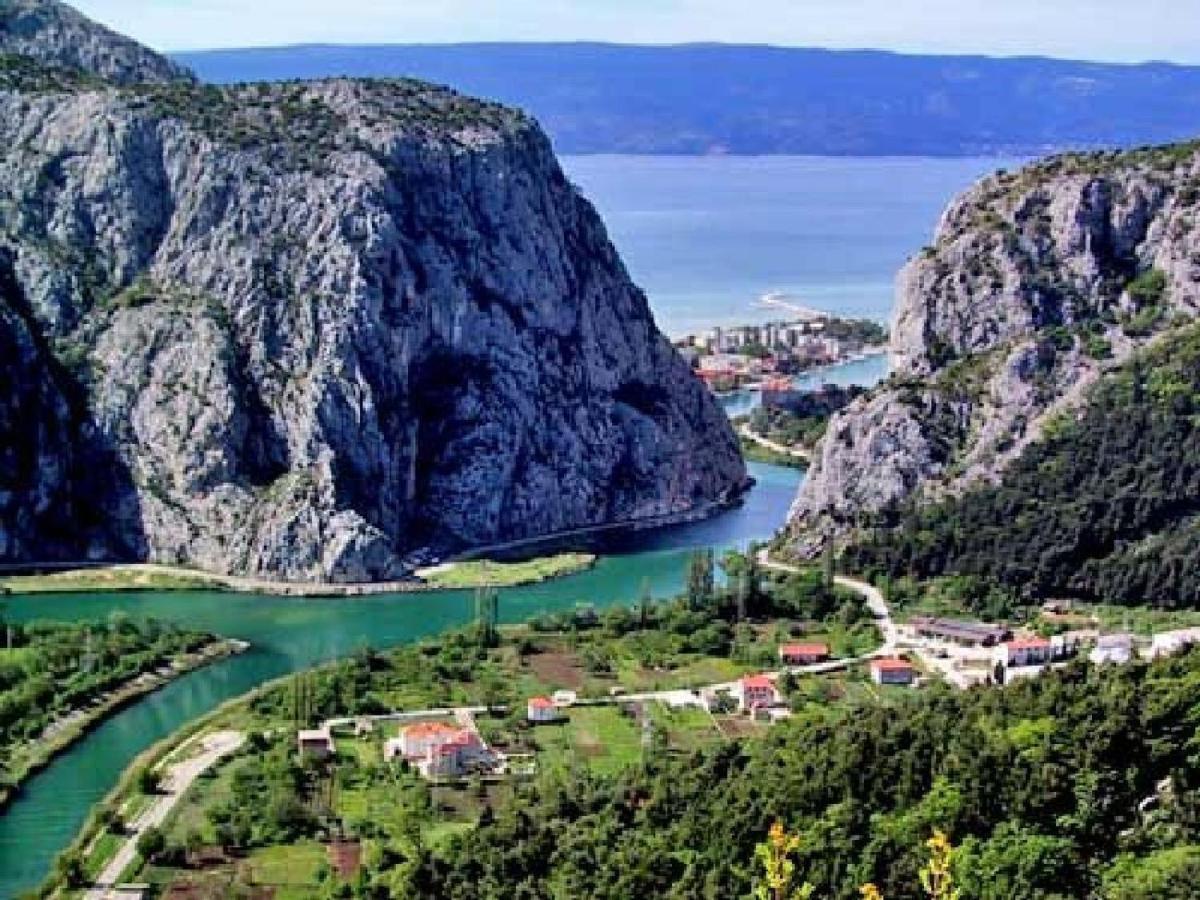 Apartment Sreta Omis Exterior photo