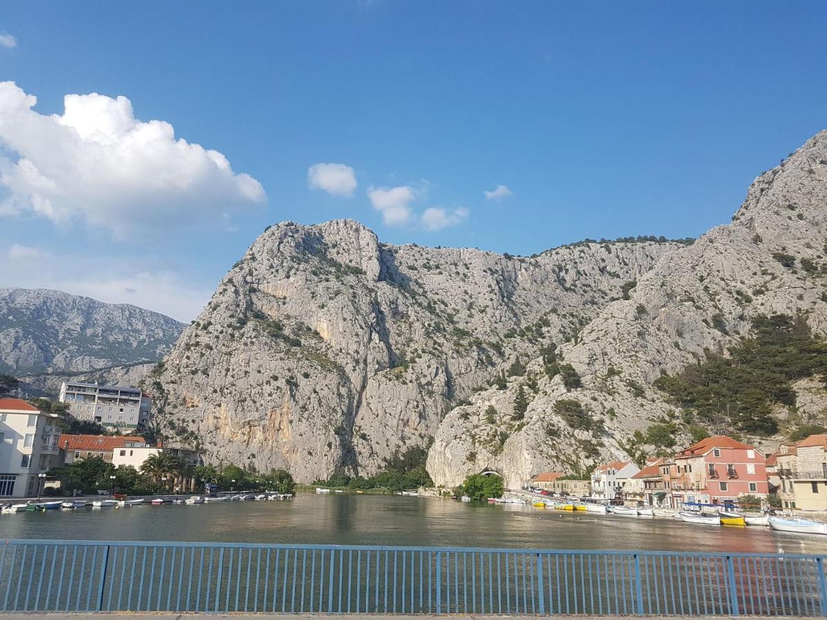 Apartment Sreta Omis Exterior photo