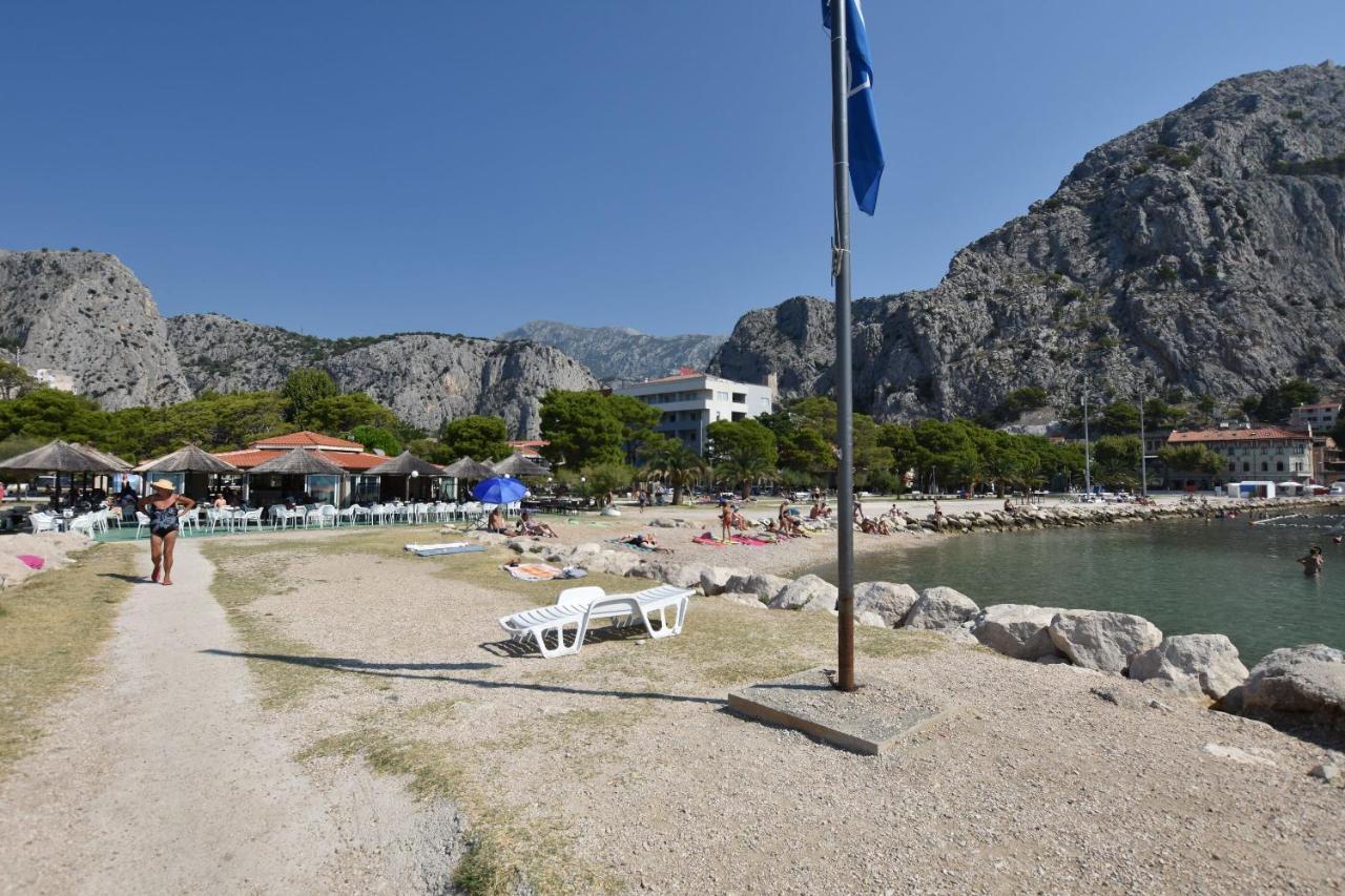 Apartment Sreta Omis Exterior photo