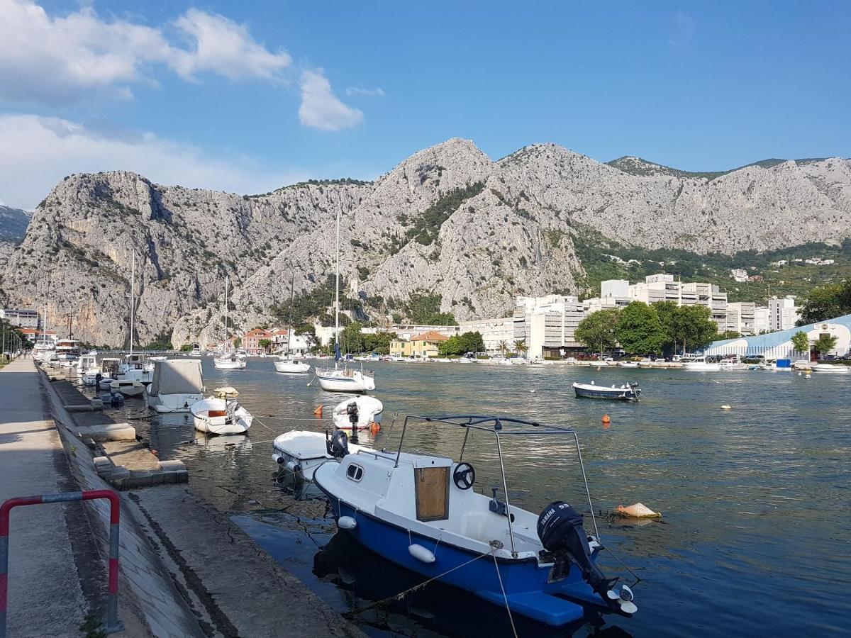 Apartment Sreta Omis Exterior photo